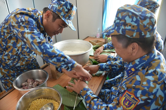 Cán bộ, chiến sĩ Tàu CSB 4031 gói bánh chưng trên biển.